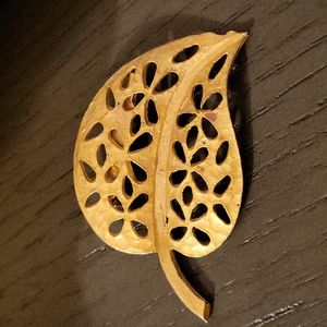 Gold leaf brooch (f4)